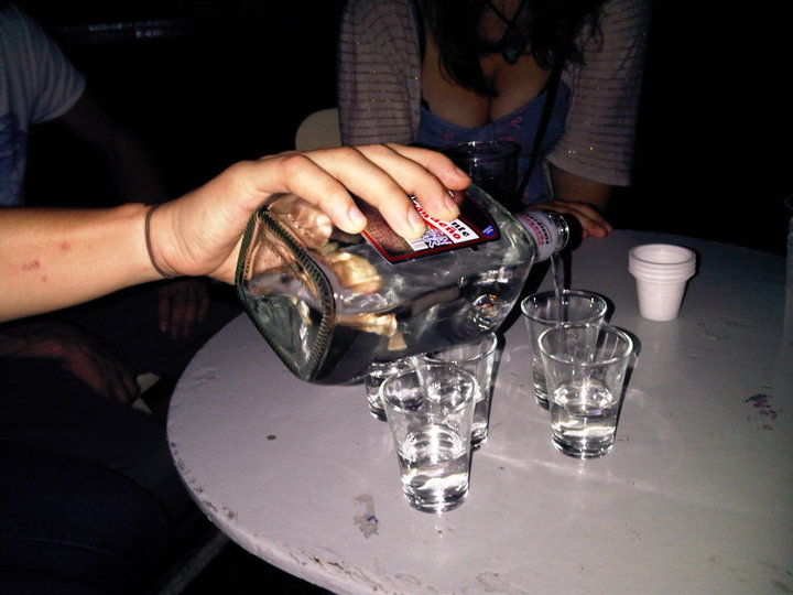 Pouring shots of guaro at El Tibiri