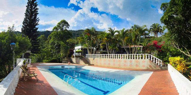 Amo la piscina en Hostal La Finca.