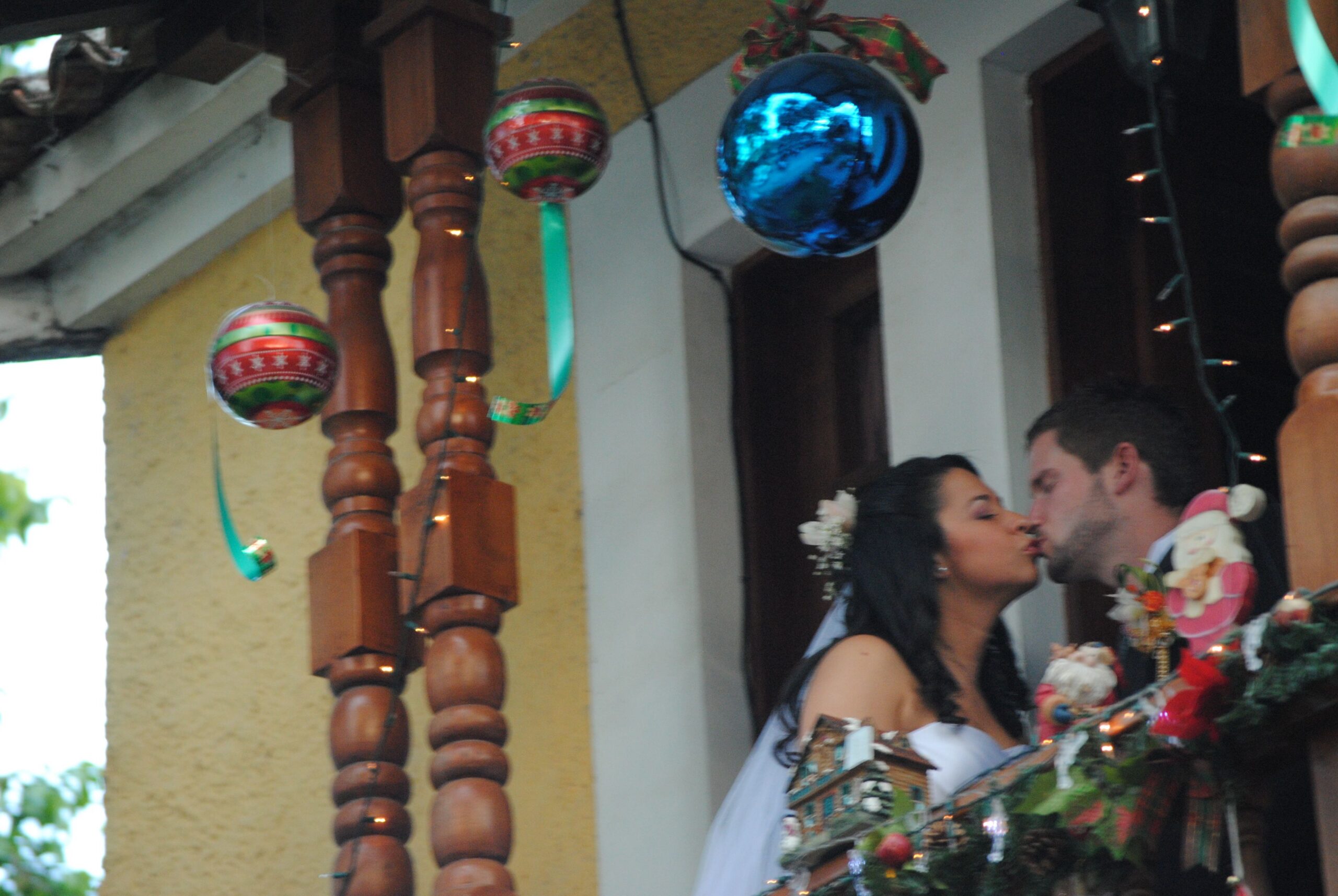 The Huila Wedding The beautiful couple, posing for pictures.
