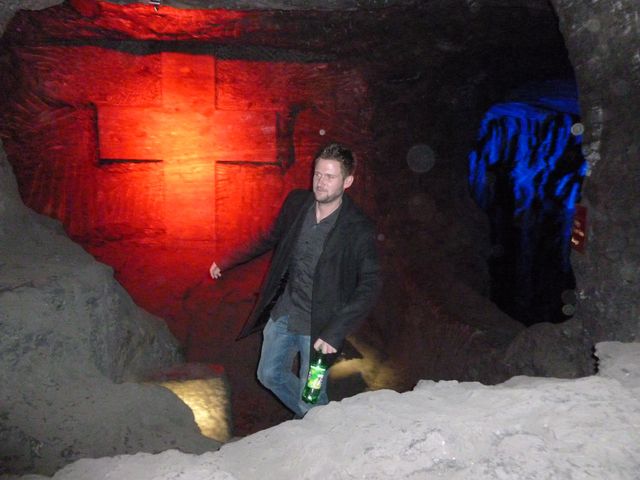 Nikos Nikos, rindiendo tributo al Señor con una 7-Up, en la Catedral de Sal.