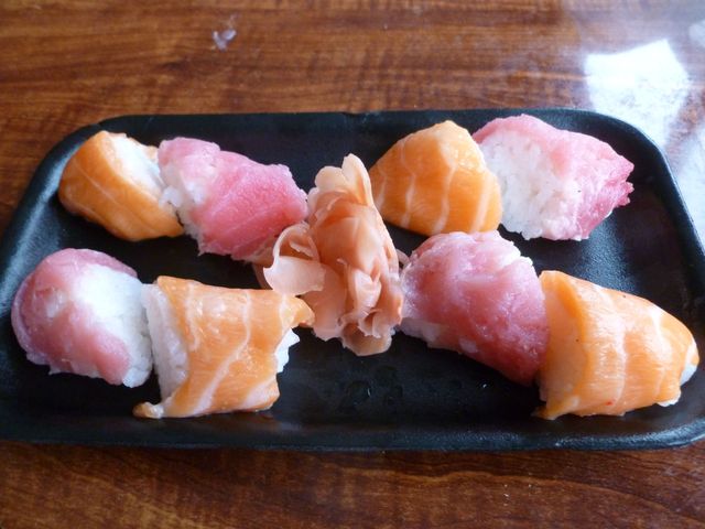 Sushi Amo cómo envuelven el pescado alrededor del arroz, como un cono, en Hanashi Sushi Bar.