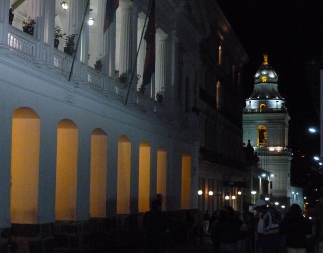 Alejándose del palacio presidencial y hacia el capitolio en el Casco Antiguo de Quito.