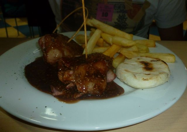 El cerdo a la parrilla bañado en algún tipo de salsa a base de soya fue un agradable cambio de ritmo para un restaurante colombiano. 