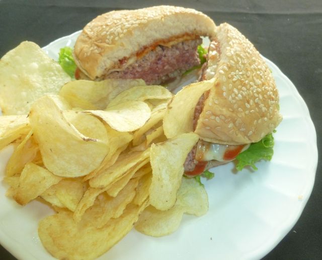 Hey, listen up, Colombian burger chefs...that's what medium rare looks like!