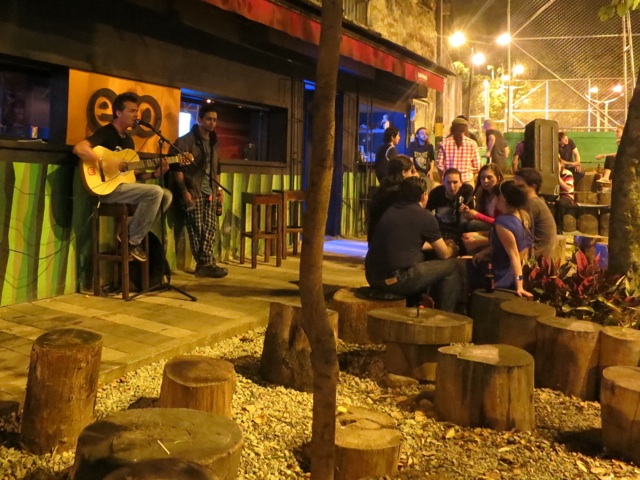 Un local se presenta en Eco Bar (foto: Vicki Marie Stolsen)