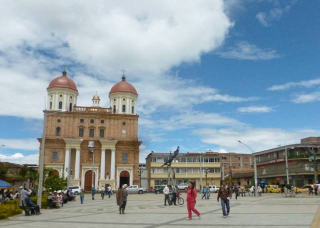 Of all the pueblos I've been to, Santa Rosa de Osos has one of my favorite main plazas. 