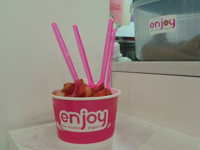 "Natural" flavor with strawberries and four spoons from Enjoy