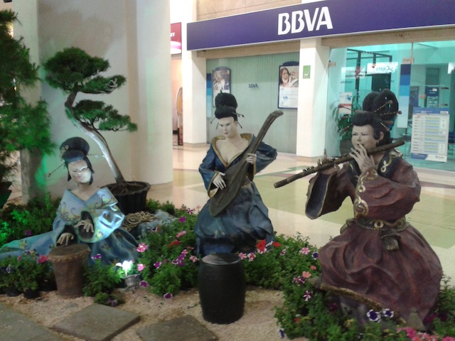 Estatuas geisha en la exhibición de bonsáis Estatuas geisha en la exhibición de bonsáis
