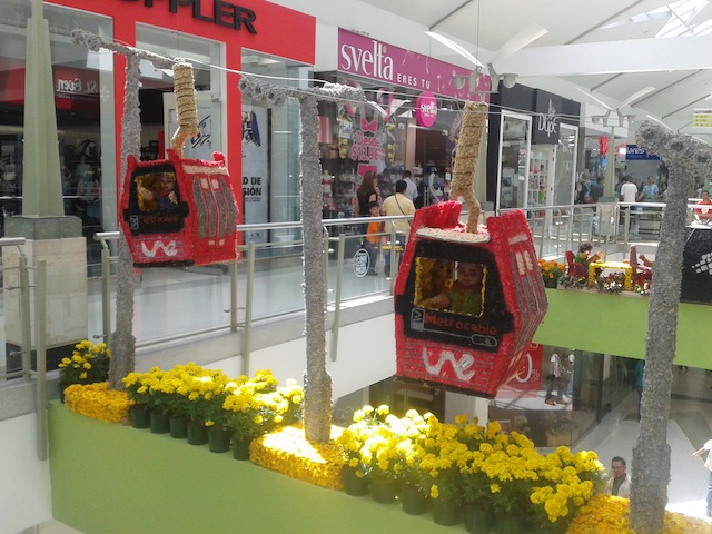 Centro comercial Los Molinos Una versión en flores del metrocable en Los Molinos para la Feria de las Flores