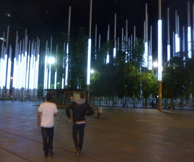 Era una noche agradable para un paseo entre las luces. 