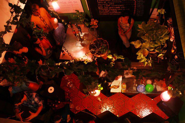 The hostel bar El bar es una parte popular de The Wandering Paisa.