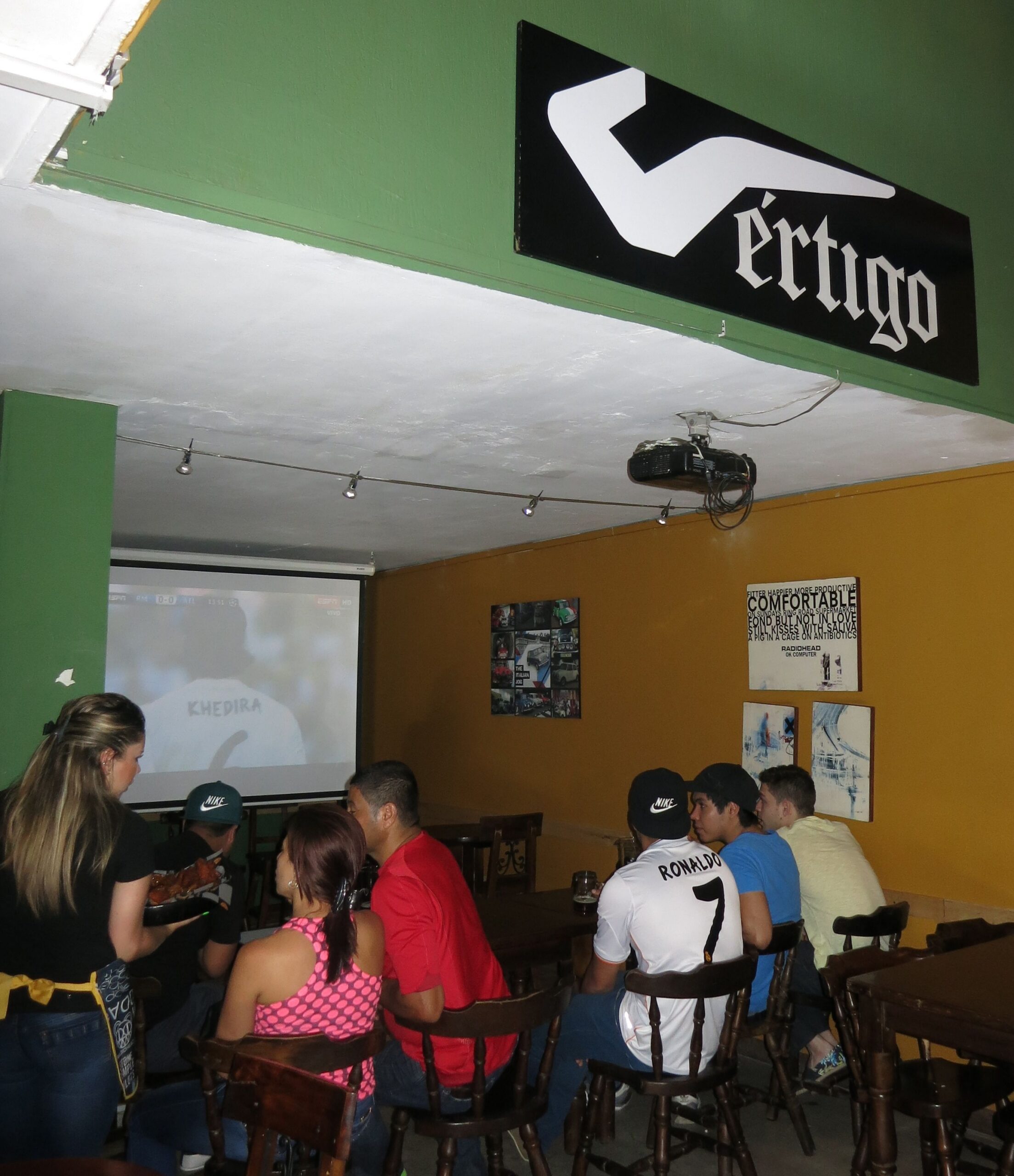 Vértigo This is my favorite place to go to watch all the big football games.