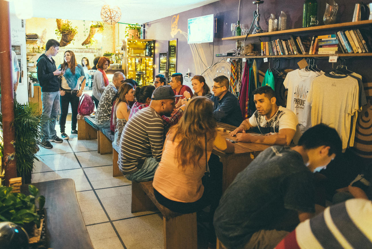 La actividad en Ondas se centra alrededor de la gran mesa comunal (foto cortesía de Café Ondas)