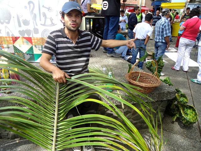 Weaving baskets San Alejo Handicraft Market