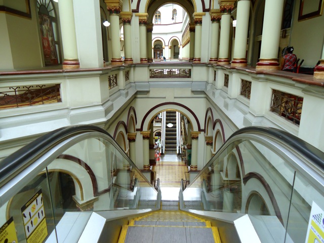Escalera eléctrica Palacio Nacional. De compras en Medellín.