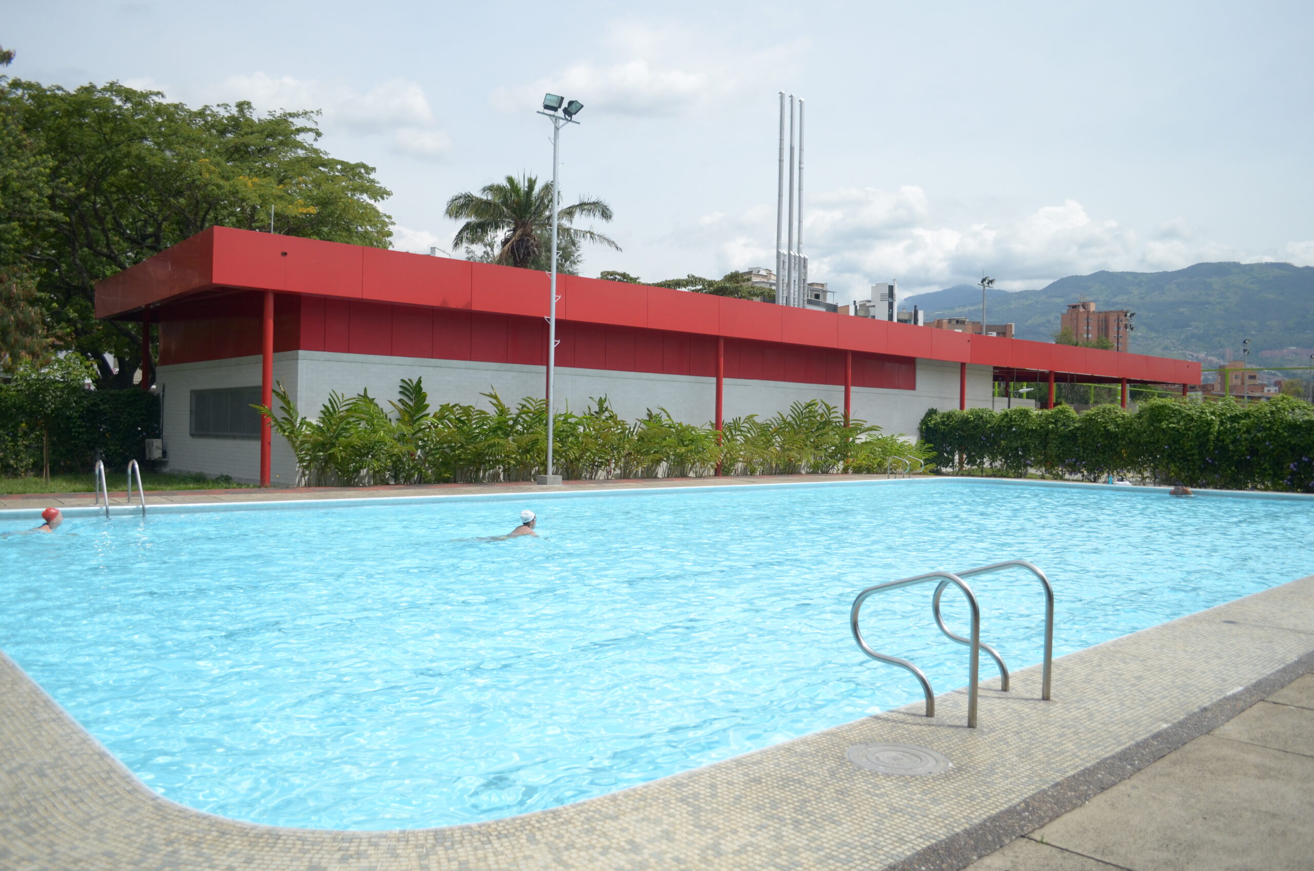 Pool La piscina está abierta al público siempre que tengas traje de baño y gorro de natación.