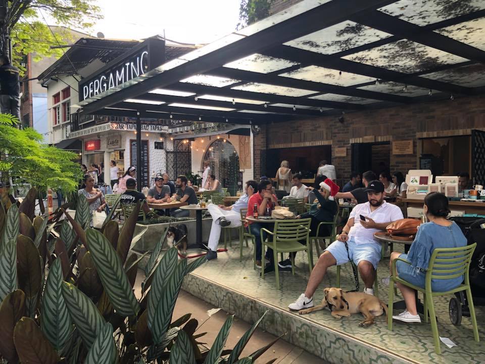 Mucha gente absorbiendo algo de sol en el popular Pergamino de El Poblado (foto cortesía de Pergamino)