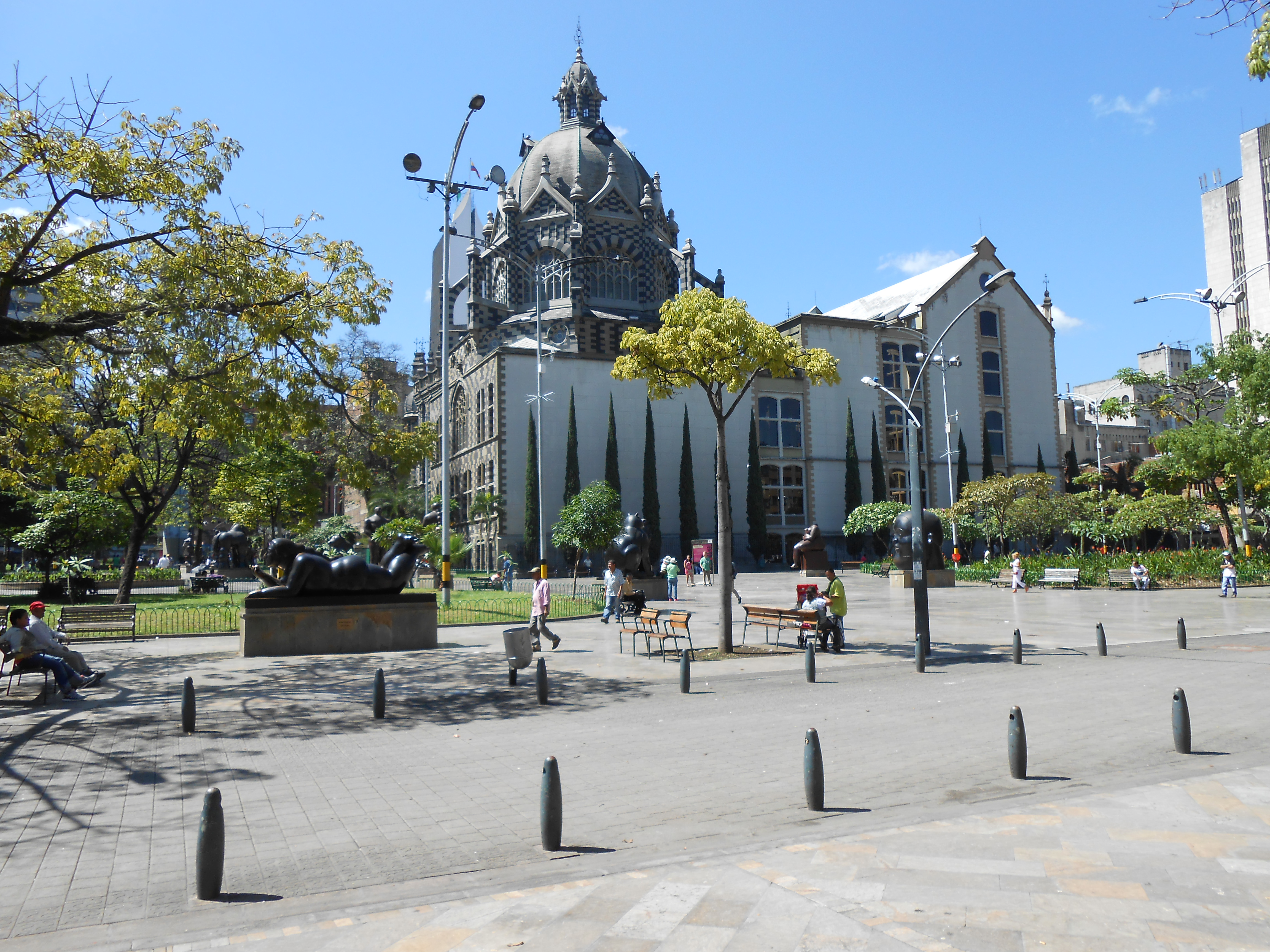 Plaza Botero Plaza Botero bajo el sol