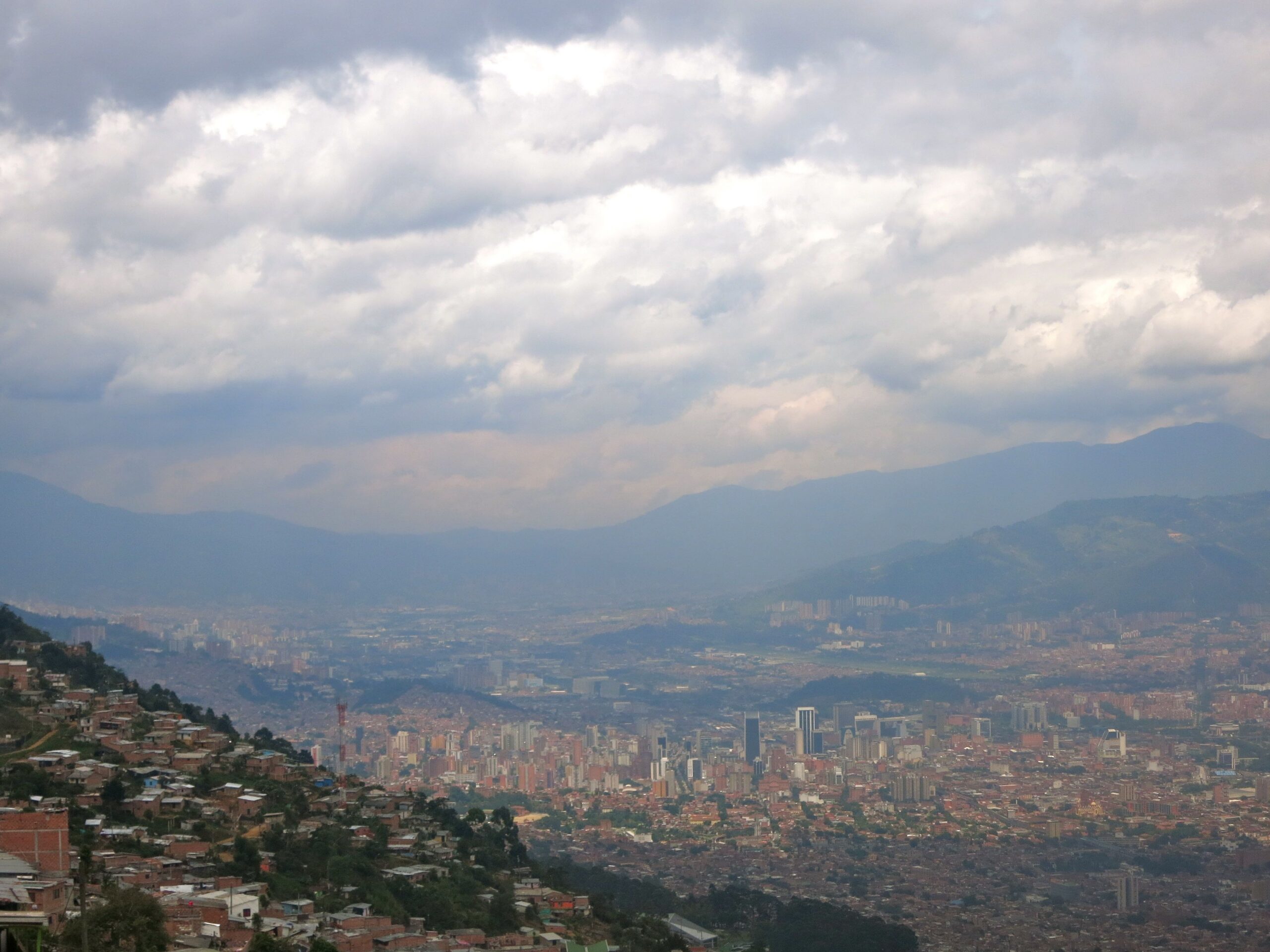 Medellín La vista de la ciudad desde el Metrocable, en tu camino al Parque Arví, es espectacular.