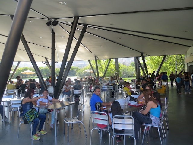 La plazoleta de comidas en el Parque Norte