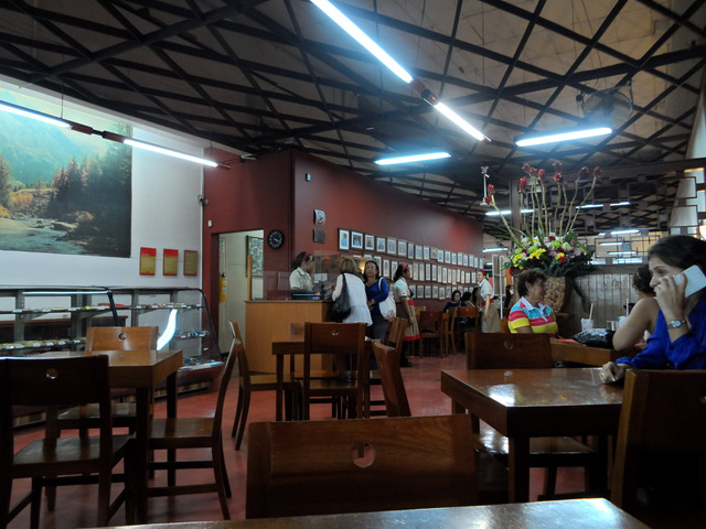 Astor Astor presenta un ambiente cálido y clásico.