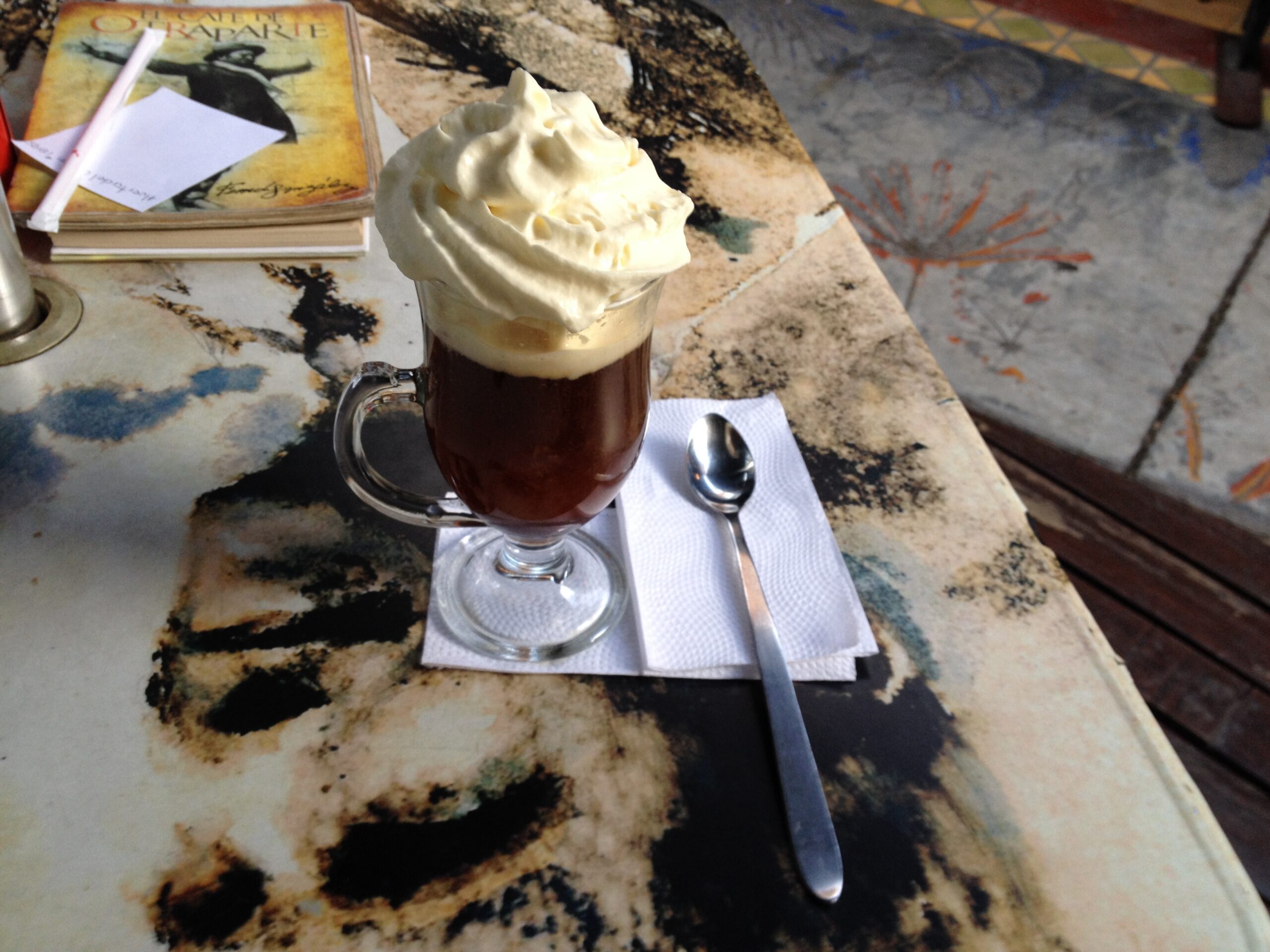 Bebida de café Una sabrosa bebida hecha con café, amaretto y crema batida