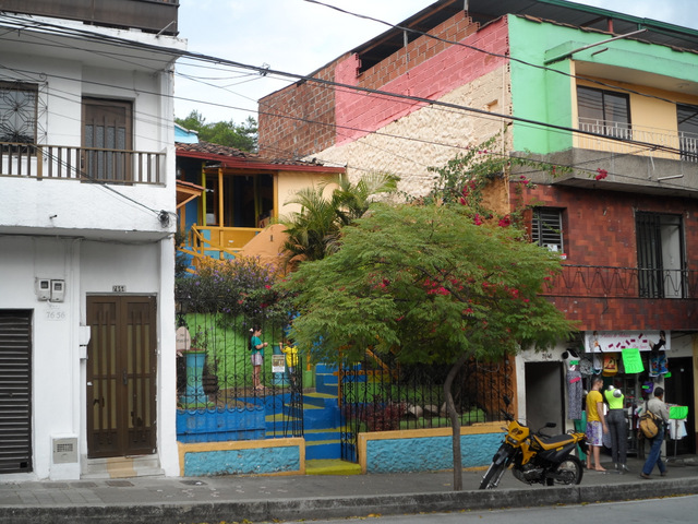 Casa Gardeliana nestled into the rest of the neighborhood.