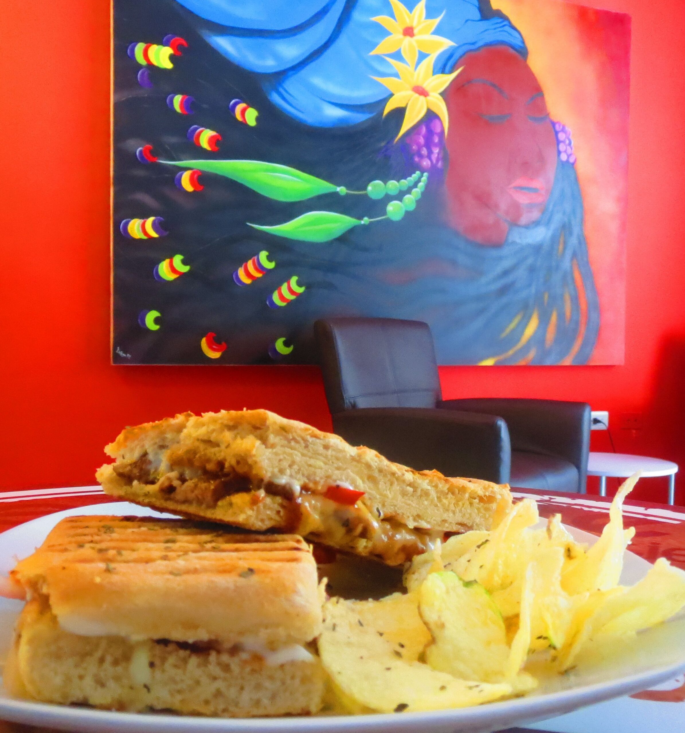 El panini de carne BBQ es el sándwich más nuevo disponible en Café Revolución, y es bueno.