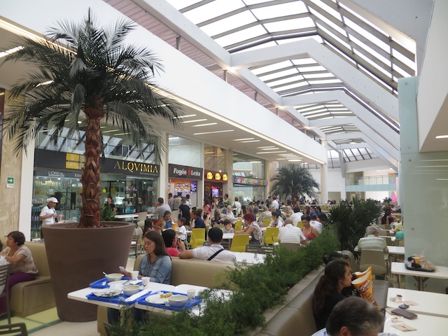 Food court La plazoleta de comidas del segundo piso en el centro comercial Unicentro