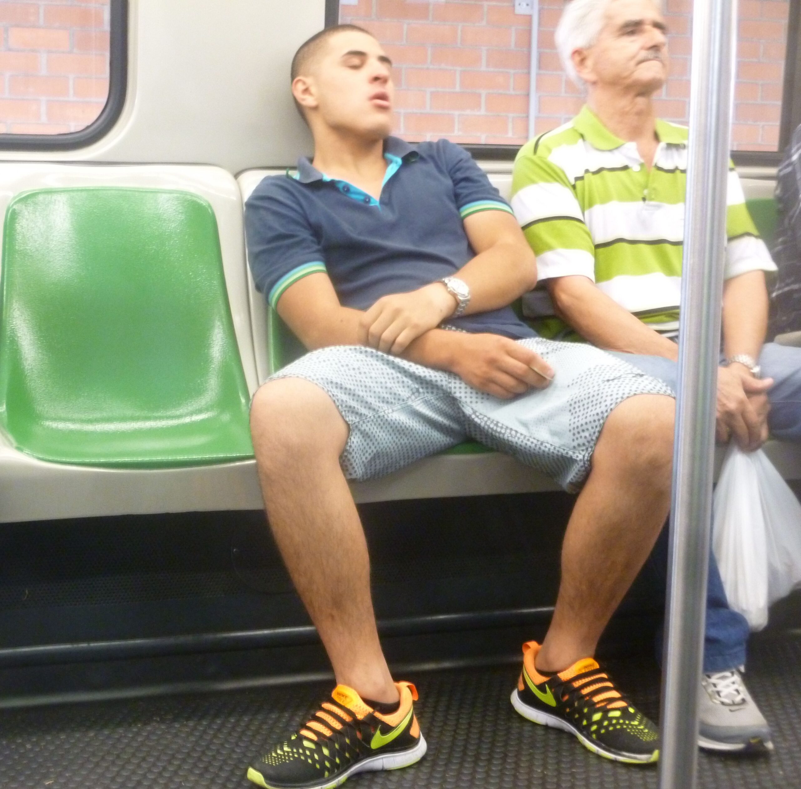 Shorts on the metro On the Metro, I often see Colombians wearing shorts during the day.
