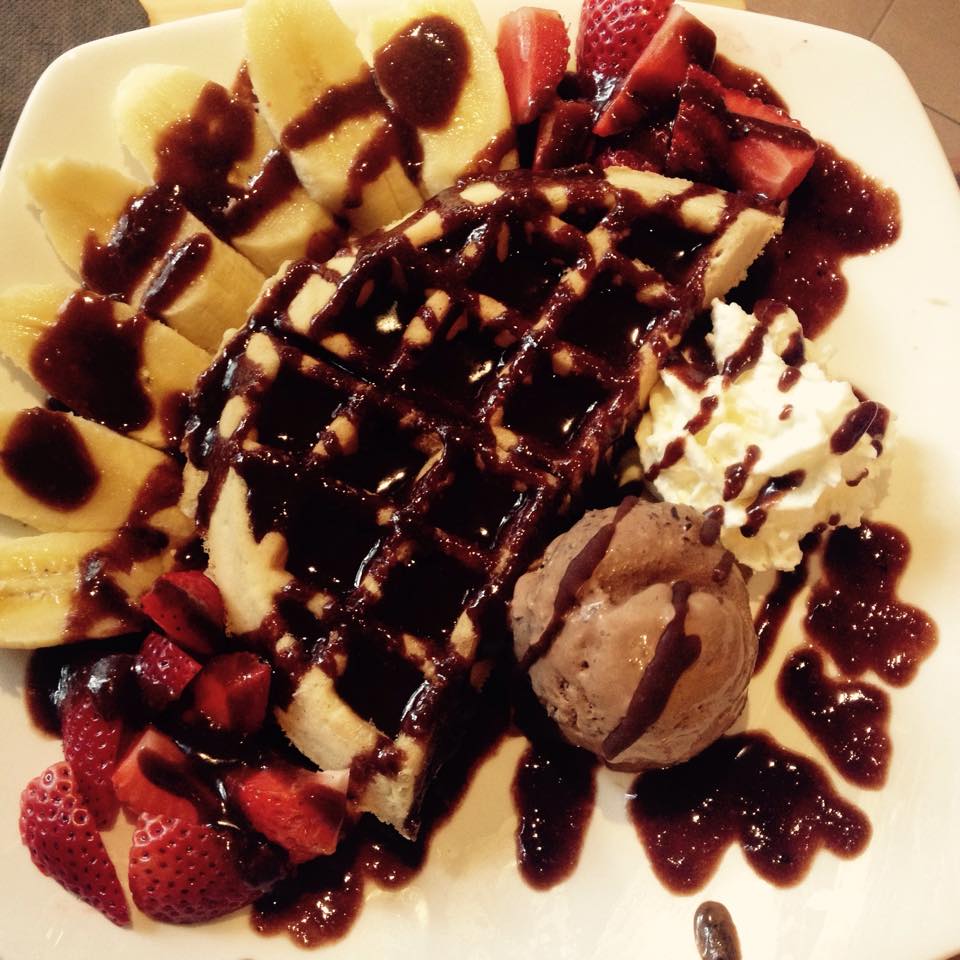 Waffle Waffle mediano con helado y frutas