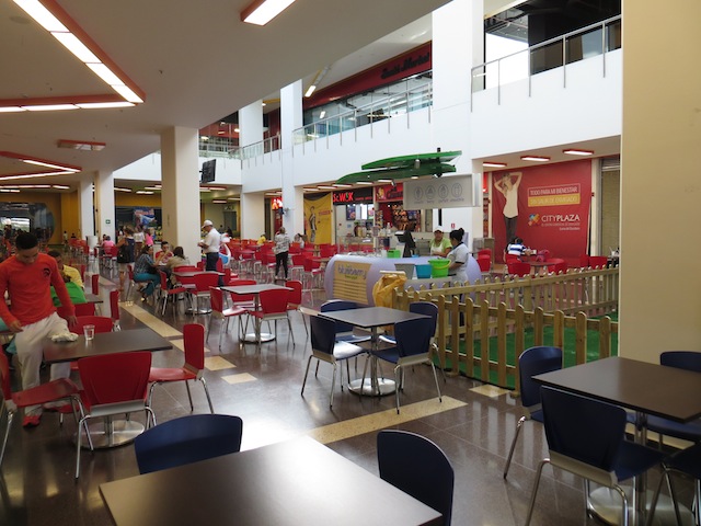 La plazoleta de comidas en City Plaza