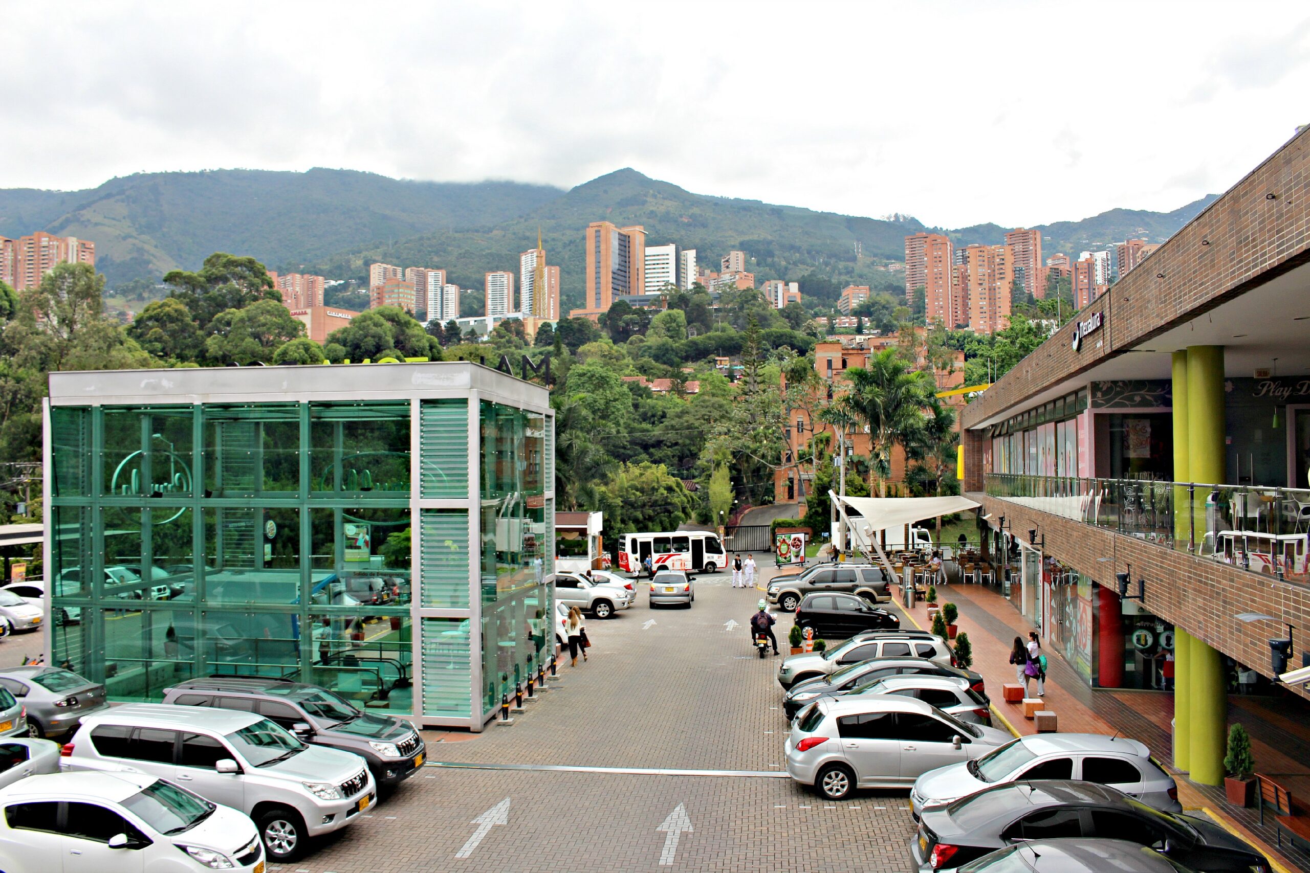 Mall Zona Dos Looking east toward Carrera 32 from Level 2