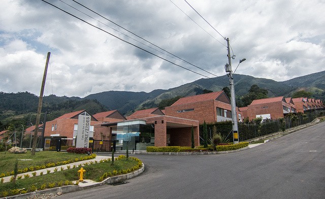 Homes in La Estrella (photo: David Lee)