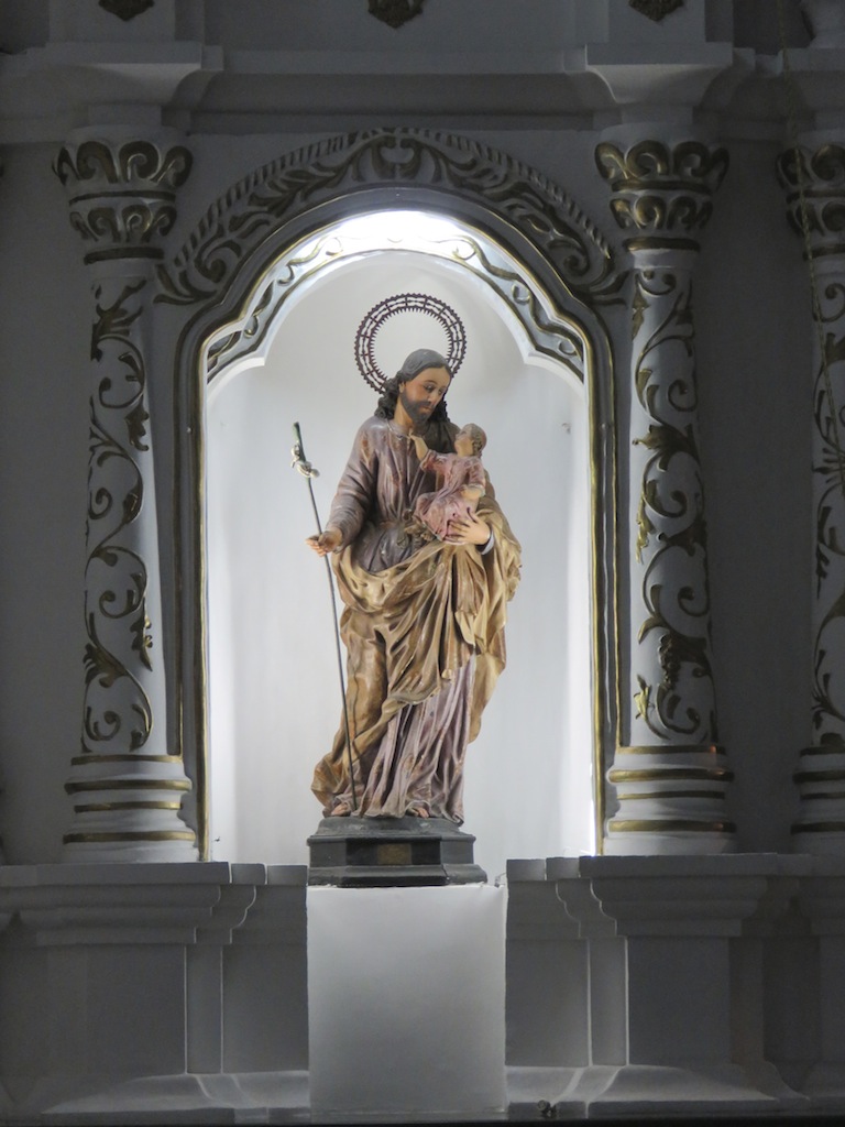 Estatua Al frente del pasillo izquierdo