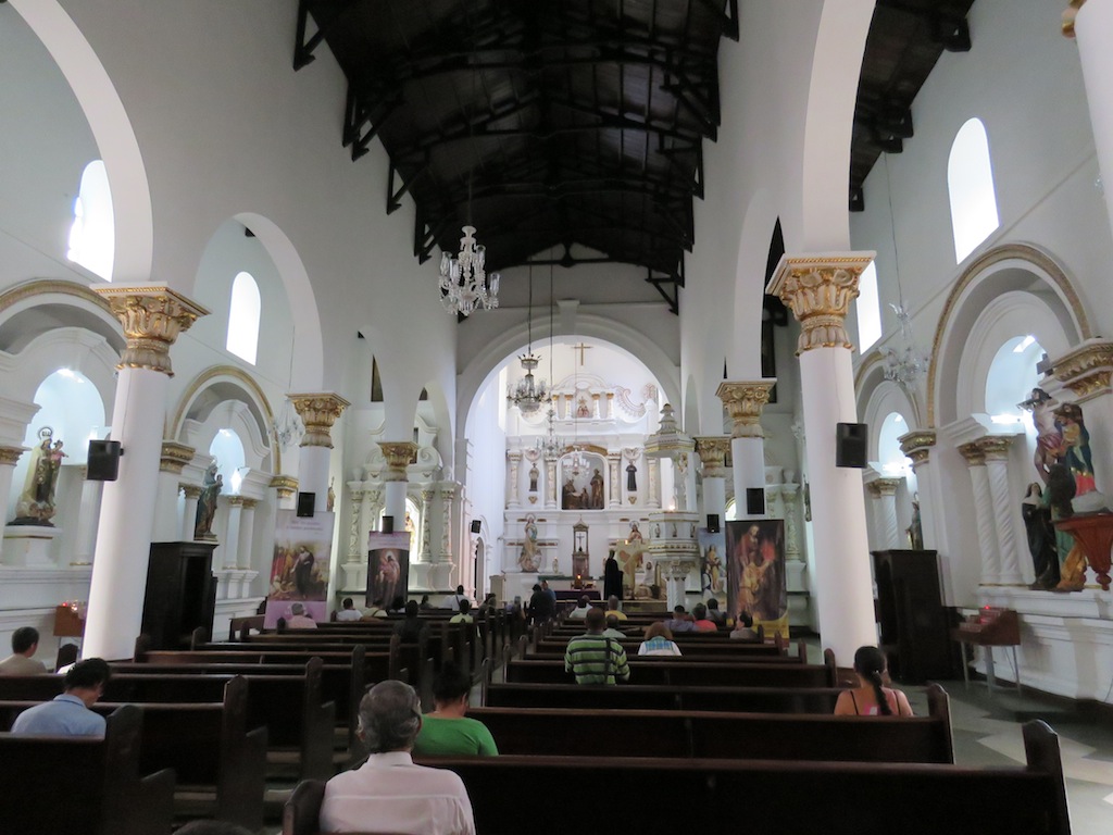 Dentro de la Iglesia de la Veracruz Dentro de la Iglesia de la Veracruz