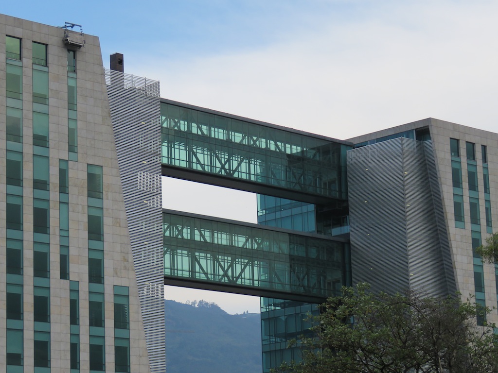 Los puentes entre los edificios de la sede de Bancolombia