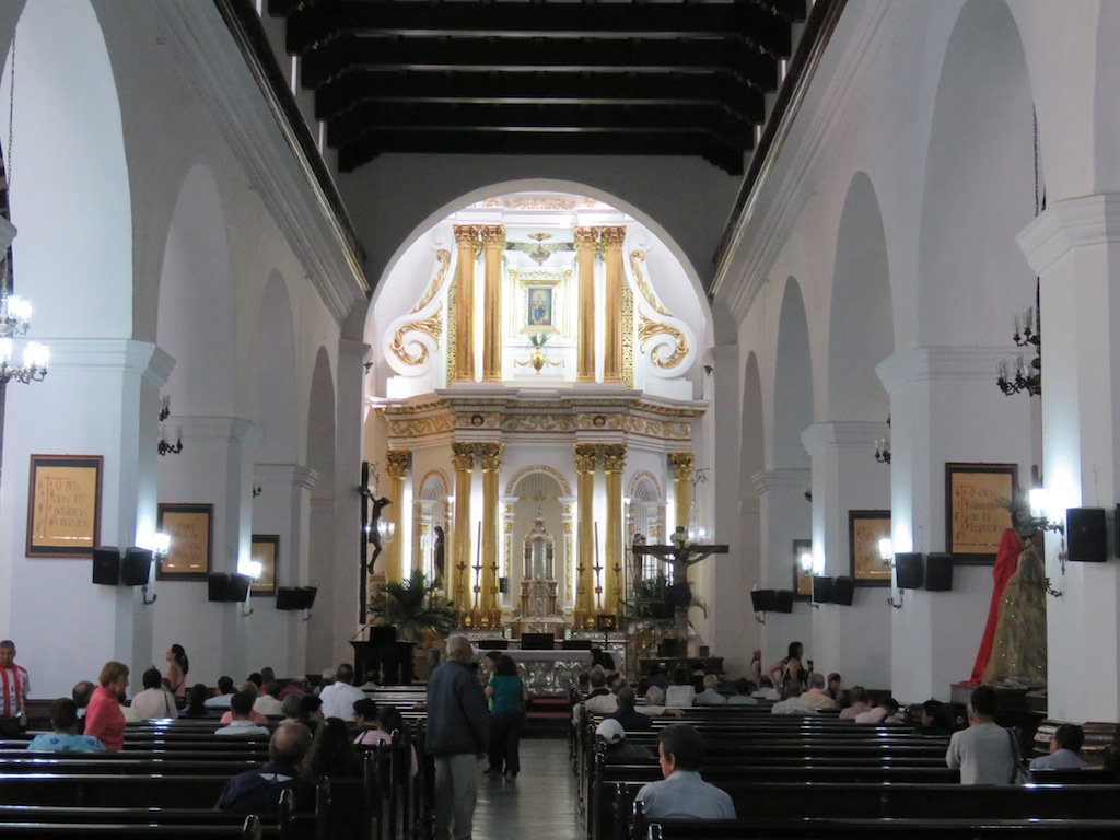 Nave central La nave central dentro de la Iglesia de La Candelaria