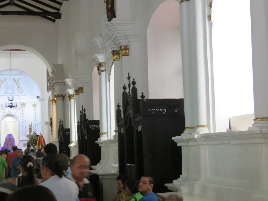 Confesionarios Confesionarios a lo largo del pasillo derecho