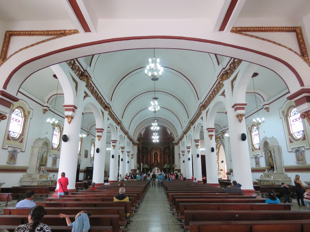 Nave central La nave central dentro de la Iglesia de San José