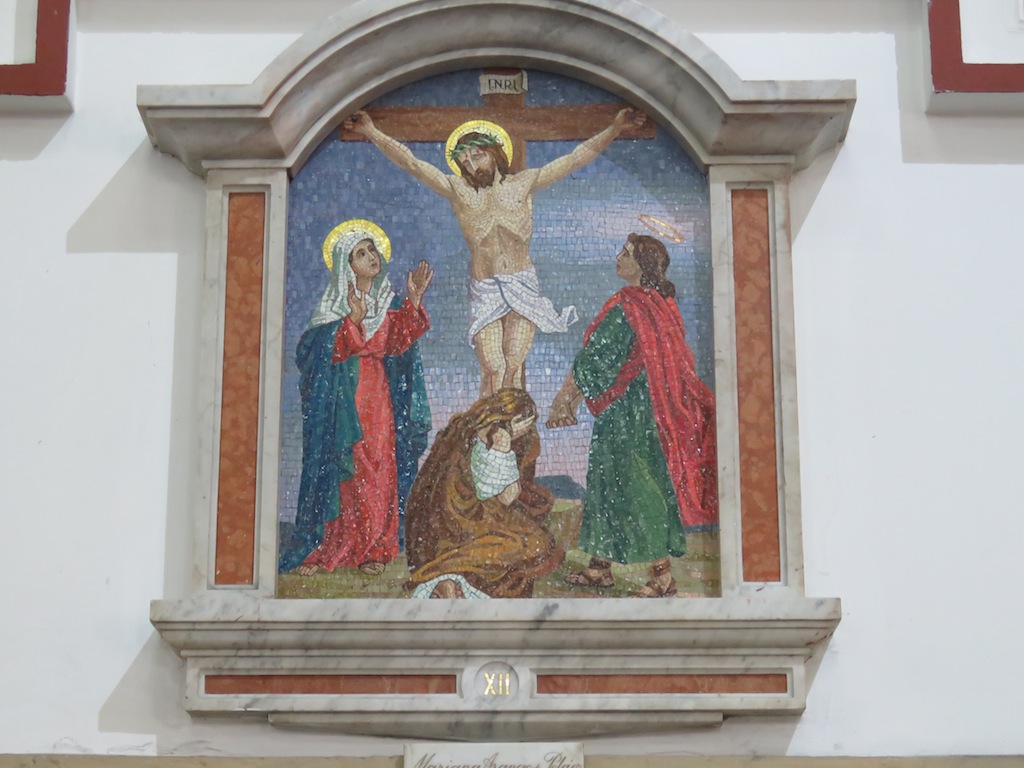 Una de las muchas piezas de arte en la iglesia