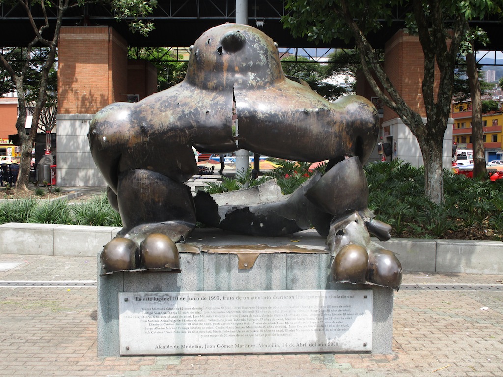 Estatua del pájaro de Botero La estatua del pájaro de Botero que fue bombardeada en 1995