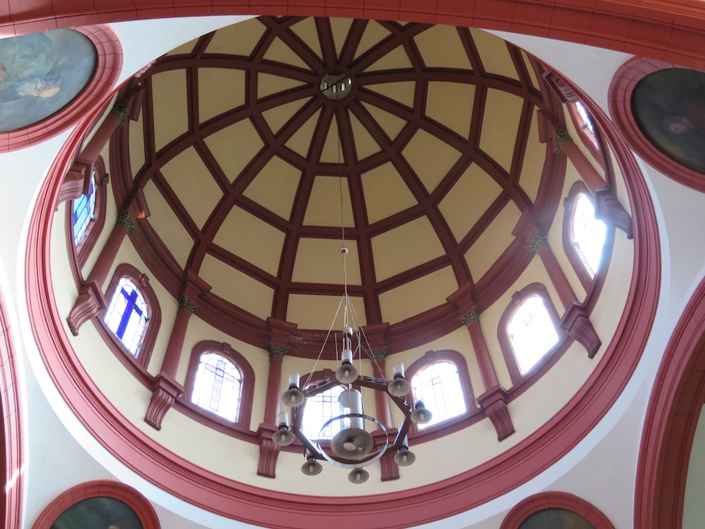 La considerable cúpula dentro de la iglesia