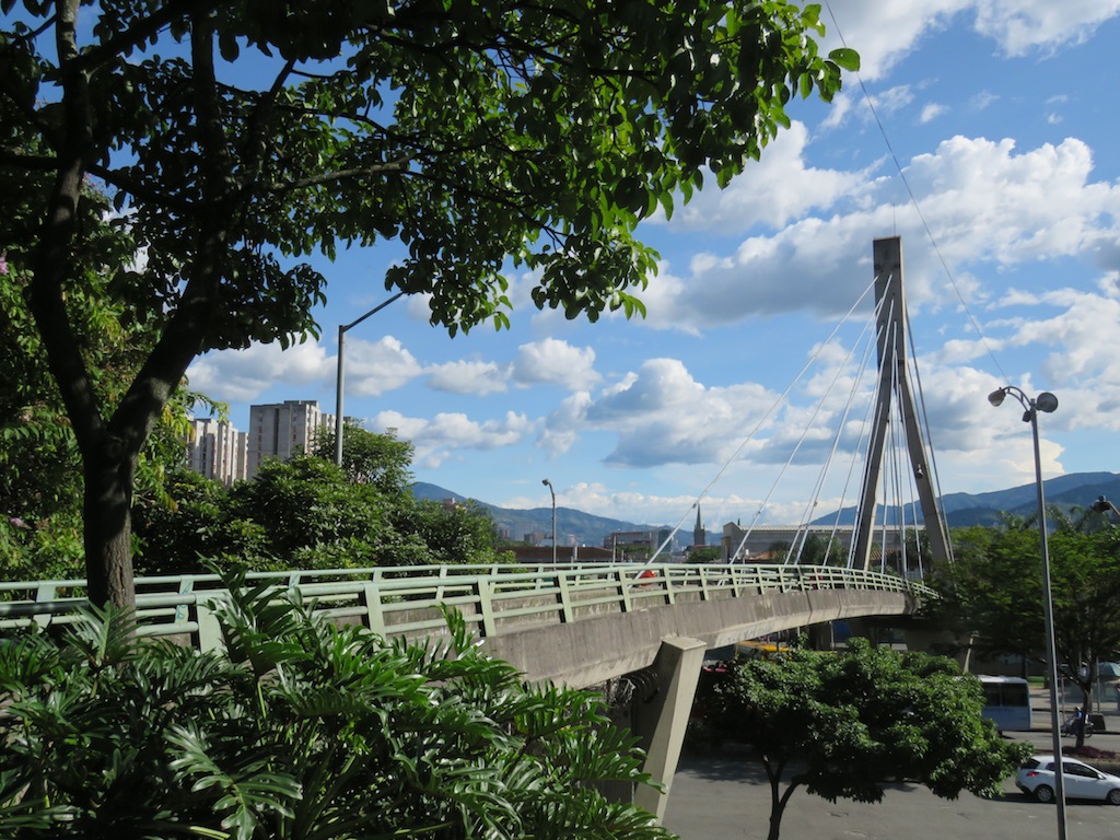 Puente peatonal Puente peatonal cercano