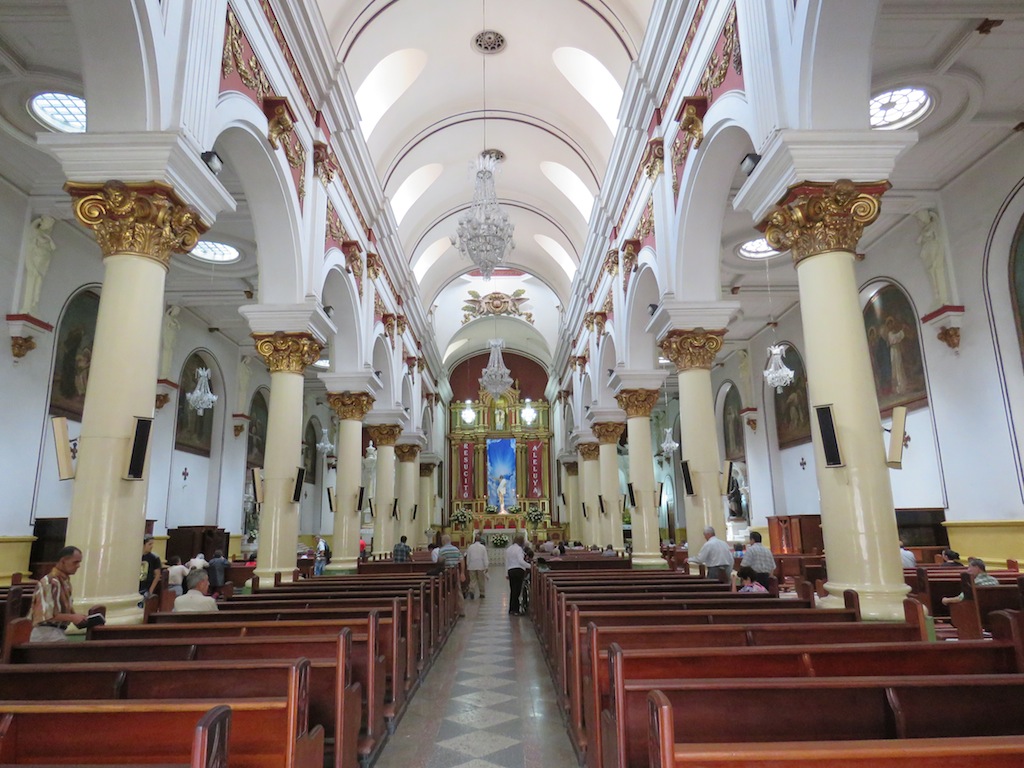 La nave central dentro de la Iglesia de San Ignacio