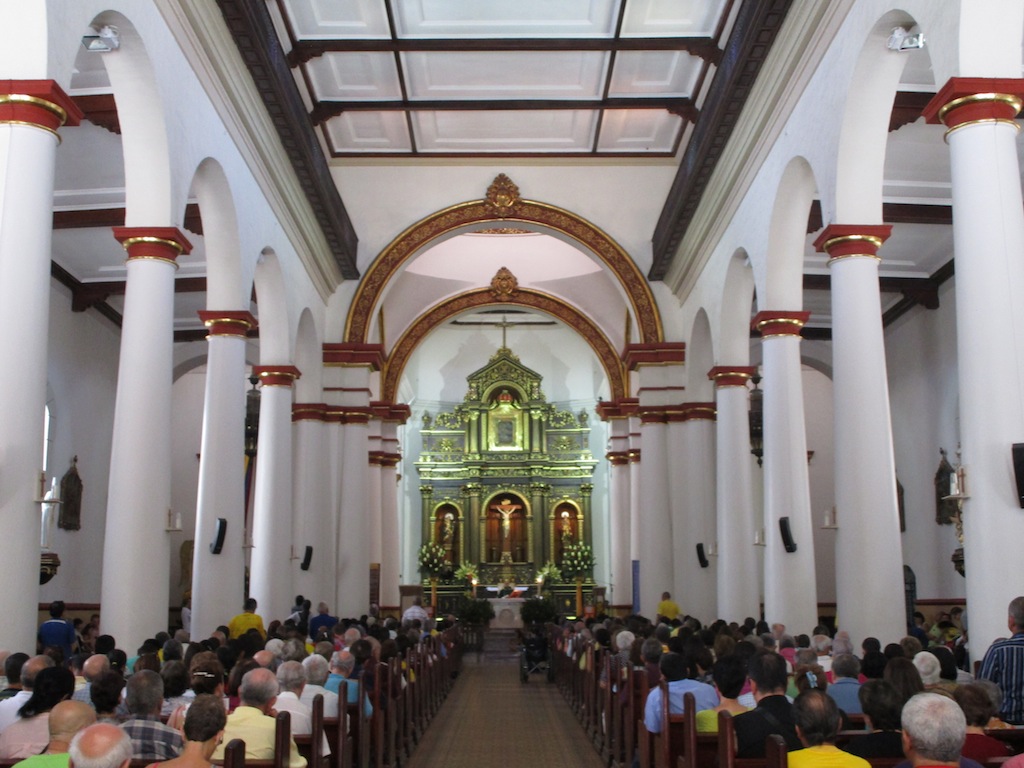 Iglesia de Nuestra Señora La nave central dentro de la Iglesia de Nuestra Señora