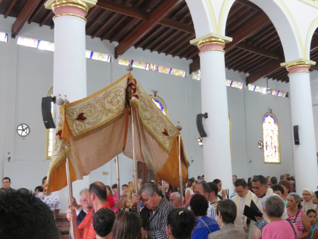 Iglesia Parroquial de Santa Ana Procesión en la Iglesia Parroquial de Santa Ana (foto: Jeff Paschke)