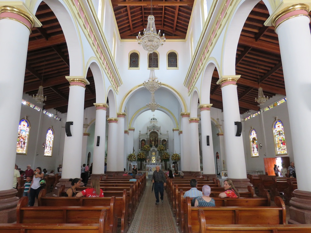 Iglesia de Santa Ana La nave central dentro de la Iglesia de Santa Ana