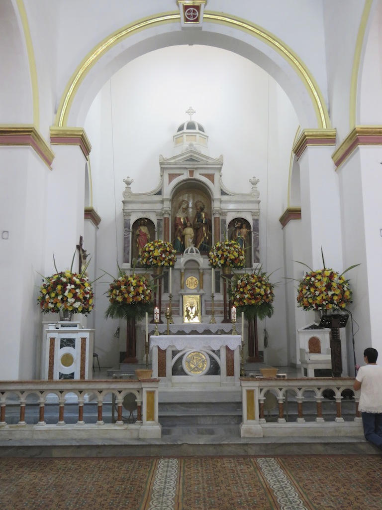Iglesia de Santa Ana El frente del pasillo derecho en la iglesia
