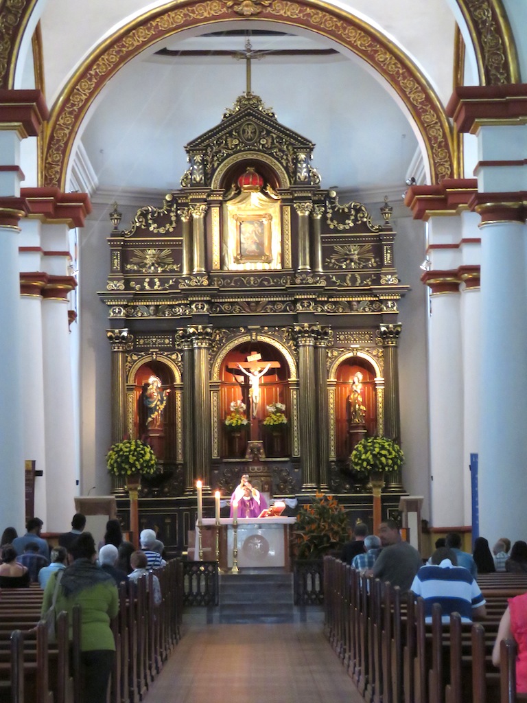 Altar El altar principal en la iglesia durante la misa